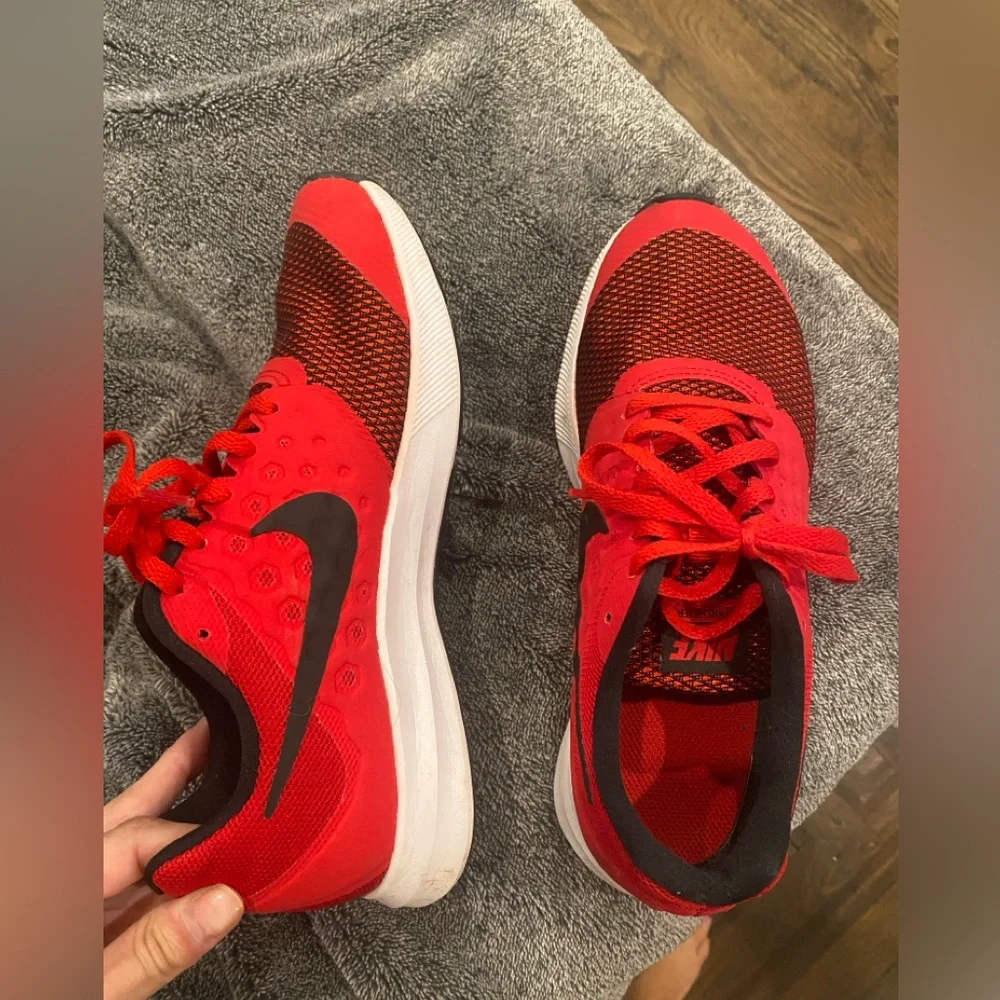 BARELY USED NIKES - Picture 2 of 5